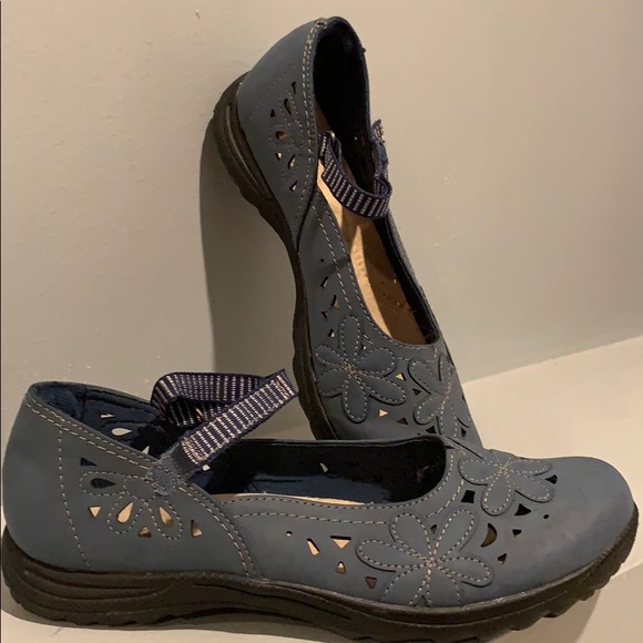 Earth Spirit Shoes - EARTH SPIRIT Mary Jane's Detailed with Flowers